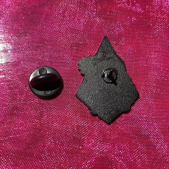 🦋 Floral Skull Enamel Pin - Picture 4 of 5